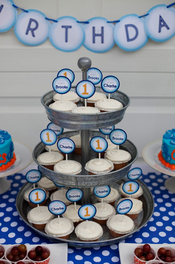 Evite-Party-Ideas-Contributor-Julie-V-Twin-Birthday-Bubble-Party-cupcake-tower