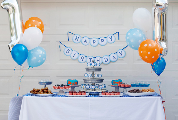 bubble-party-twins-party-ideas-contributor-julie-v-main-food-table