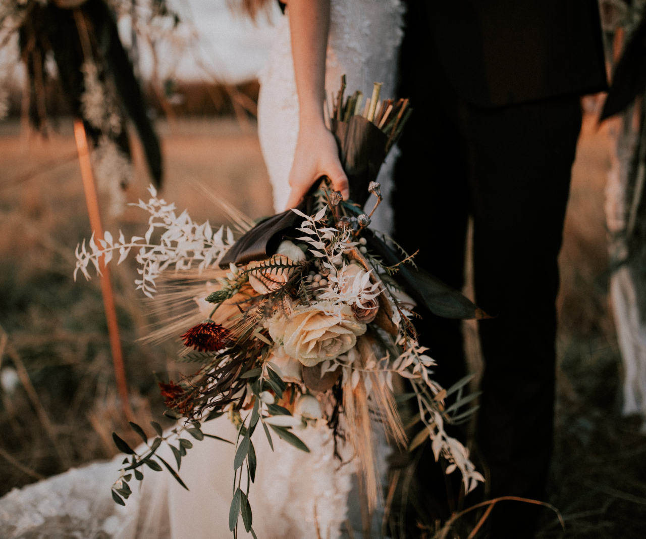 Hand holding a fall wedding bouquet (image from Pinterest).