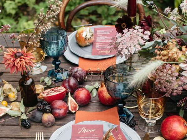 Fall wedding table setting with fruit and flowers (image from Pinterest).