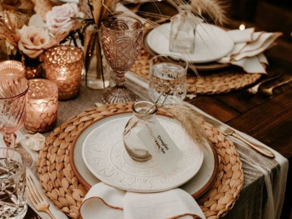 Table setting with woven placemats (image from Pinterest).