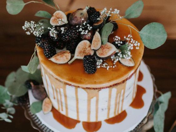 Semi-naked cake with fig and blackberries on top (image from Pinterest).