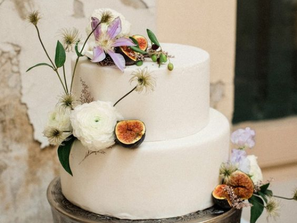 White wedding cake with figs and simple floral accents (image from Pinterest).